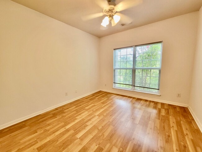 Building Photo - Two bedroom condo with garage - James Island