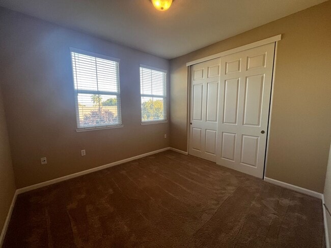 Building Photo - Spacious 3bed 2.5 bath available in Regency Park