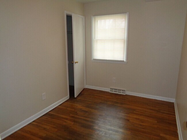 Building Photo - APPLICATION PENDING-4 Bedroom House for Rent-Close to University Parkway
