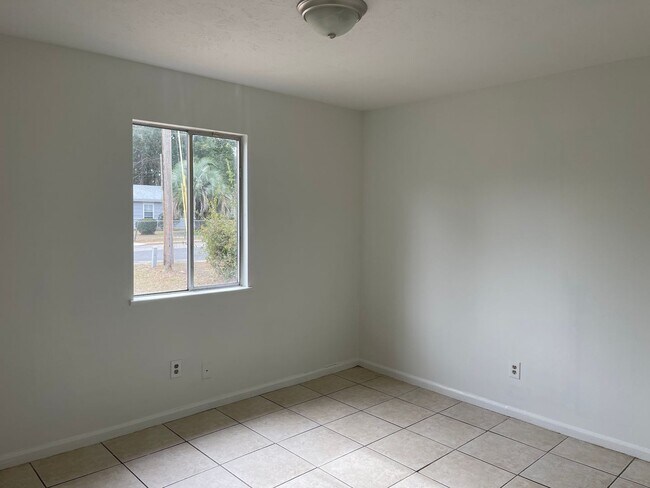 Building Photo - 4 bed 2 bath Lease Option