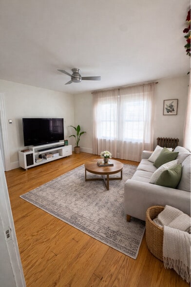 Building Photo - 10 Maple St