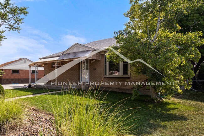 Building Photo - Updated Home With Central AC And Stainless...