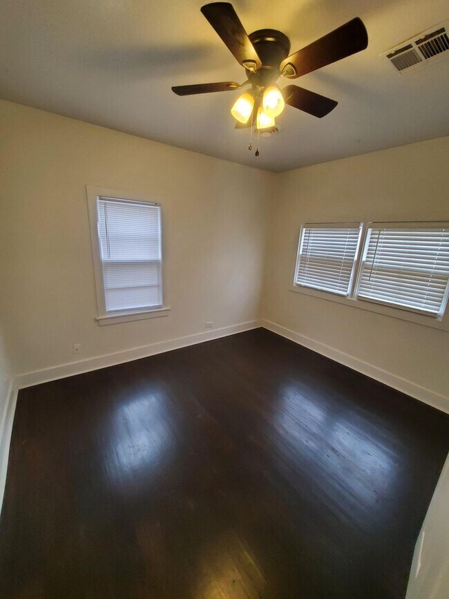 Building Photo - Free standing home just 2 blocks from Central and Mclean