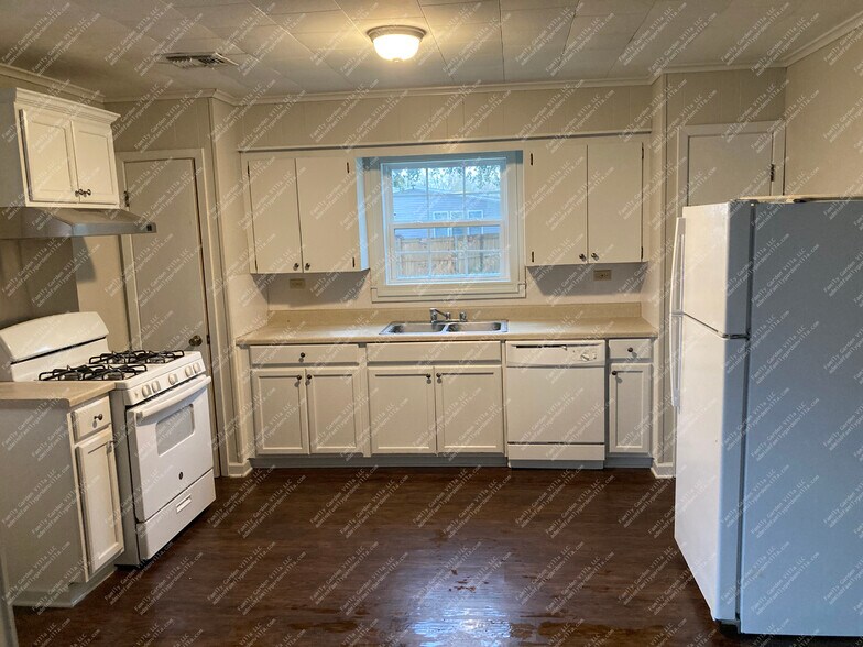 Building Photo - 1854 Ridgefield Ave