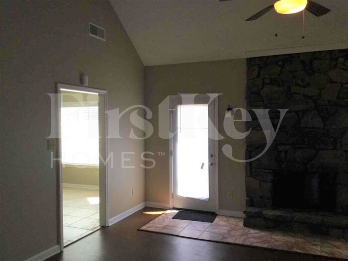 Building Photo - 2000 Littlemore Dr