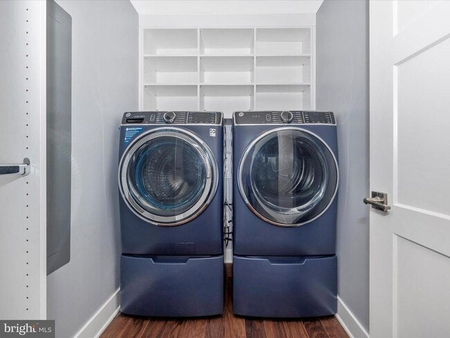 Building Photo - 210 E 2nd St