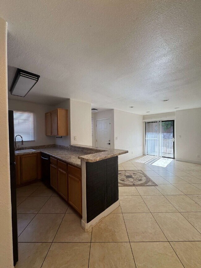 Building Photo - 2 Bed, 1 3/4 Bath Condo