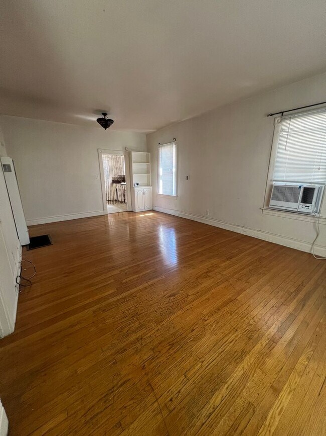 Building Photo - One bedroom apartment in downtown Riverside!