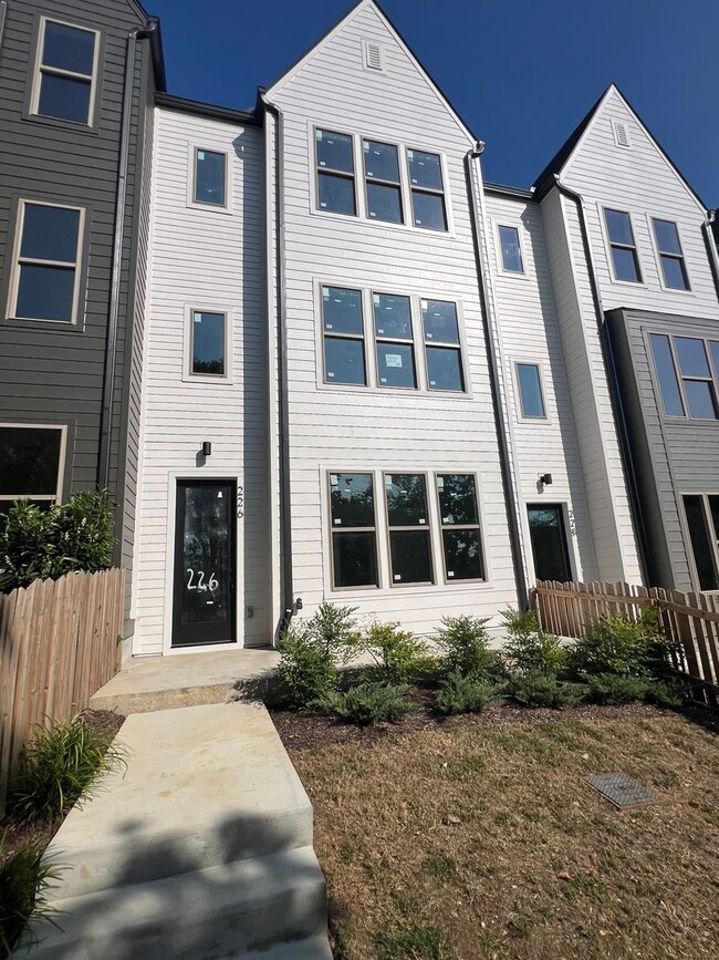 Building Photo - Sleek East Nashville townhome