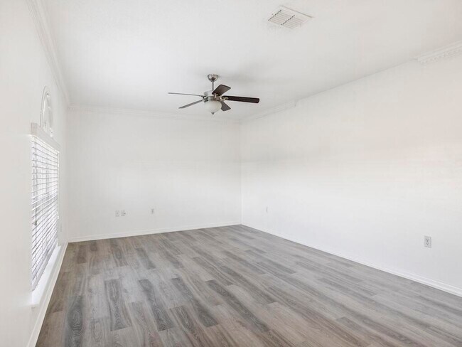 Building Photo - 981 SW McElroy Ave