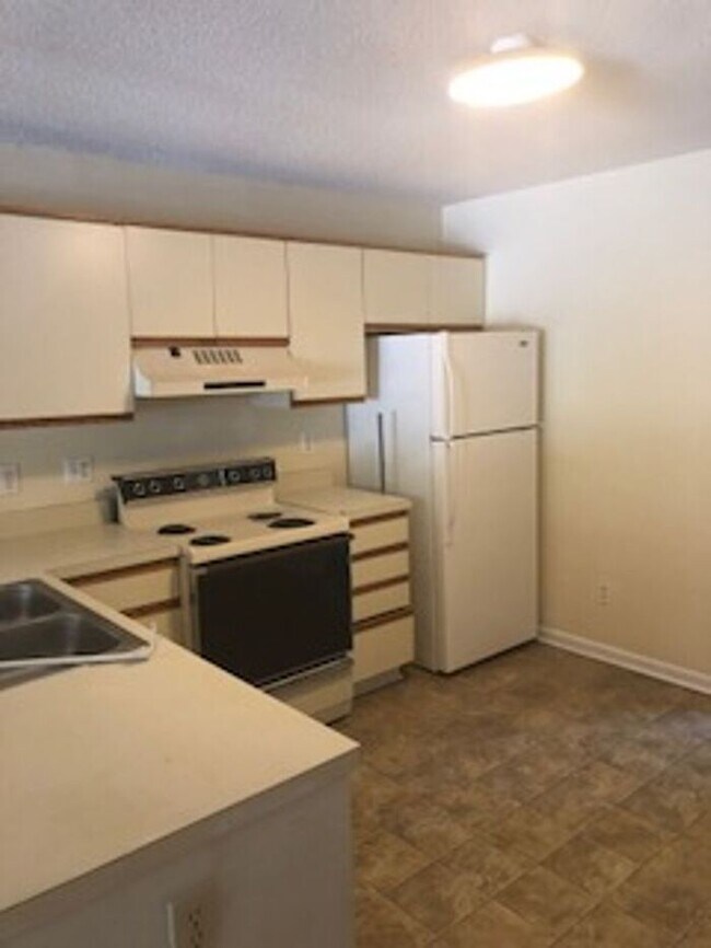 Building Photo - 2BR Candle Wyck Community located on kerr Ave, Walk to UNCW, Shopping and Breweries Ground floor ...