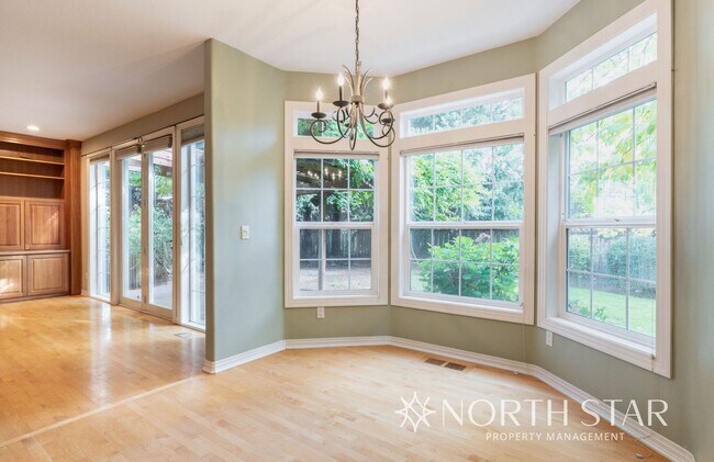 Building Photo - Spacious Elegance in Lake Oswego