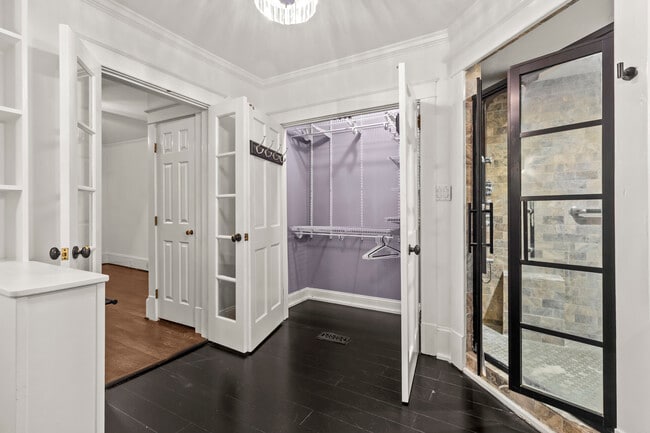 Building Photo - 1502 Tryon Rd