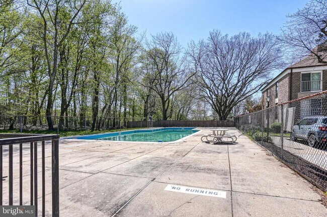 Building Photo - 3322 Hewitt Ave