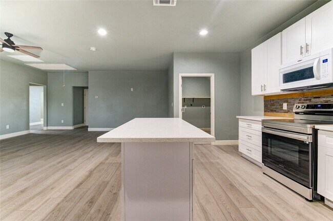 Building Photo - 4323 Continental Dr