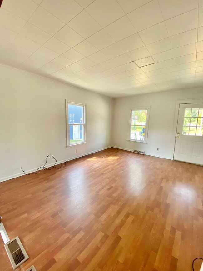 Building Photo - Four Bedroom, Two Full Bathroom - Steps to EMU's Campus