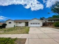 Building Photo - Furnished 3 bedroom/2bath close to Garden ...