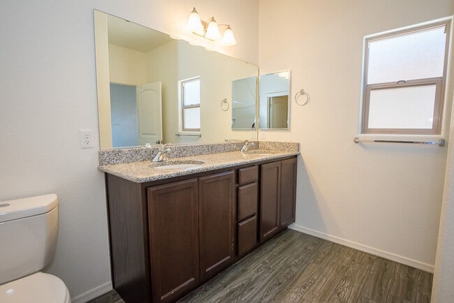 Building Photo - Great Open Floor Plan 3 Bedroom, 2 Bath, Central A/C in Holiday Subdivision!