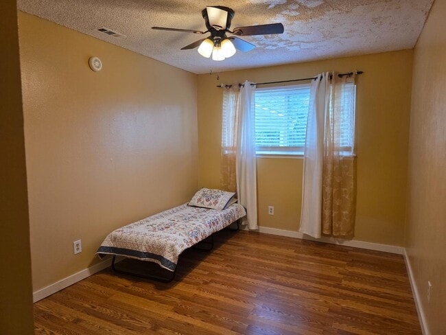 Building Photo - 2217 Colonial Ct