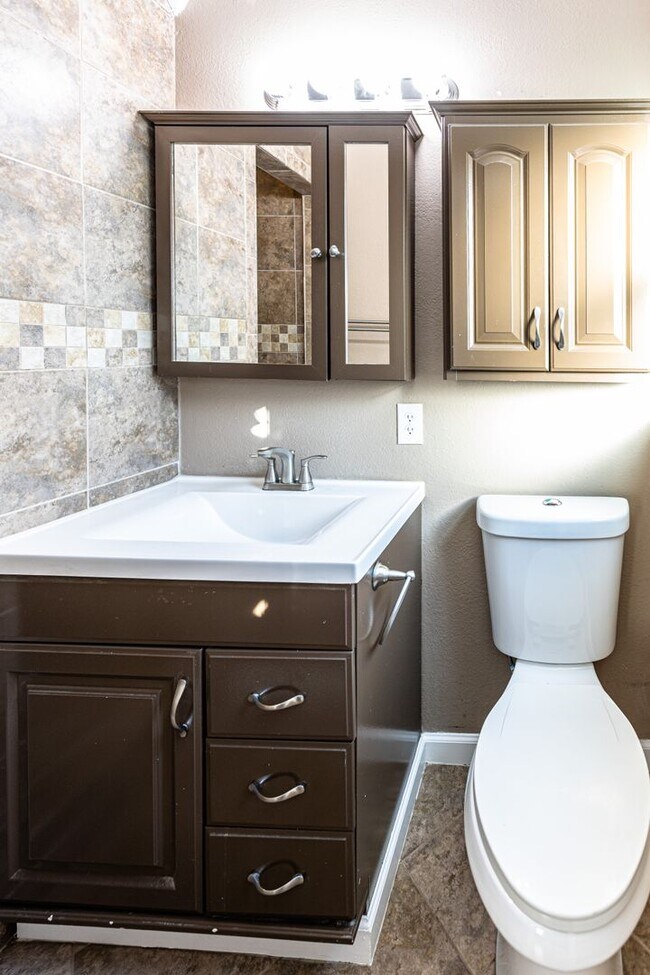 Building Photo - 3-Bed Midtown Home, Large Fenced Yard With Pool