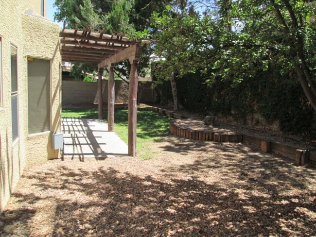 Building Photo - (4) Beds & (3) Car Garage