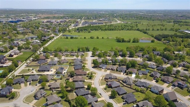 Building Photo - 6113 W Pleasant Dr