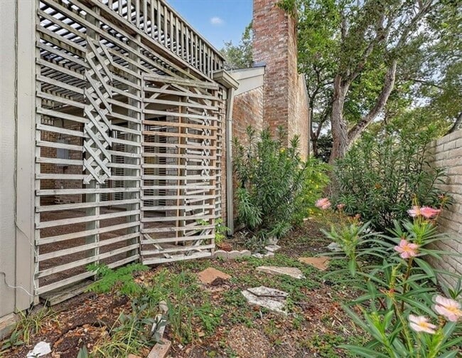 Building Photo - 145 Lake Shore Dr