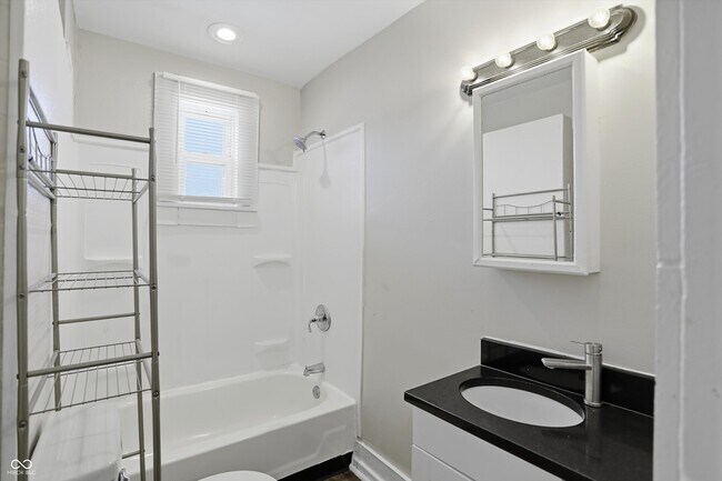 Building Photo - 512 N Beville Ave