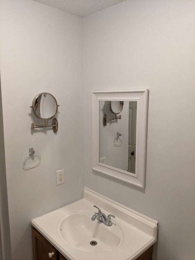 Building Photo - 105 Starlite Dr