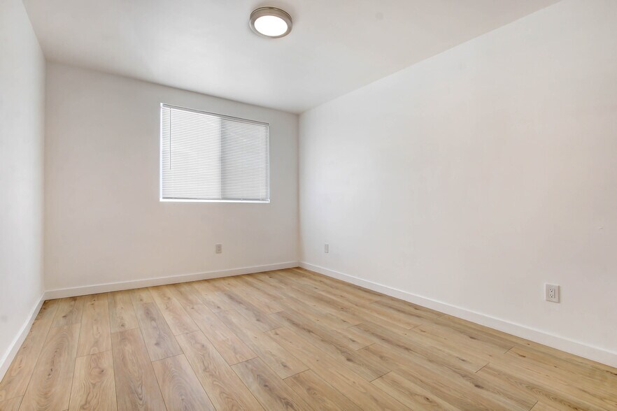 Building Photo - 2439 Malabar St