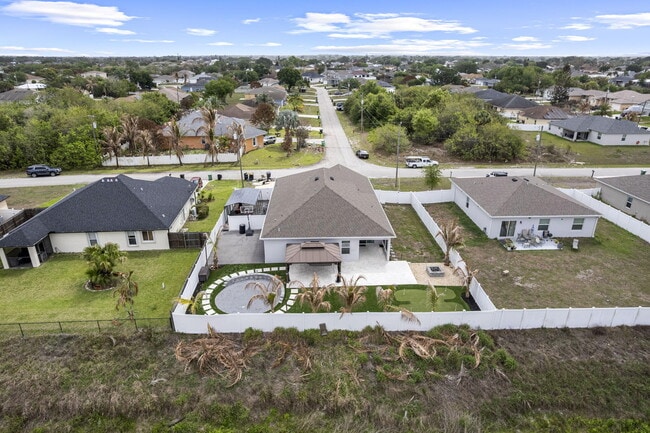 Building Photo - 681 SW Millard Dr