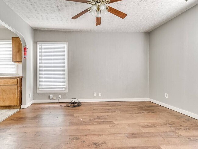 Building Photo - Cute Duplex - Upper Unit!