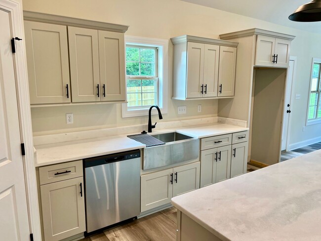 Building Photo - FOR Rent – 3 Bedroom, 2 Bath!