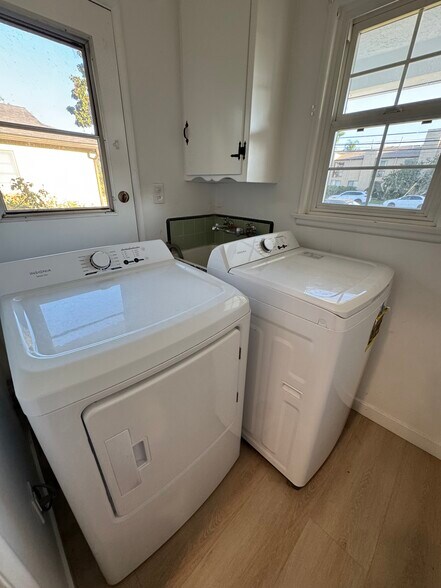 Building Photo - 22051 Vanowen St