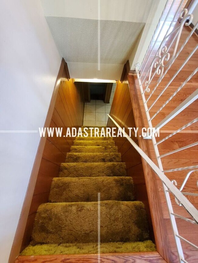 Building Photo - Five Bedroom Home in South KC-Available NOW!!