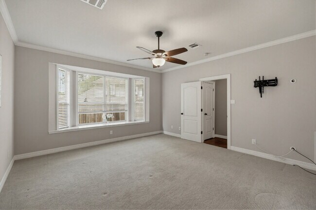 Building Photo - Perfect blend of comfort, style, and convenience.