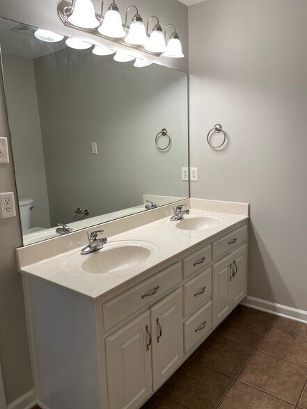 Master bathroom - 122 Peach St