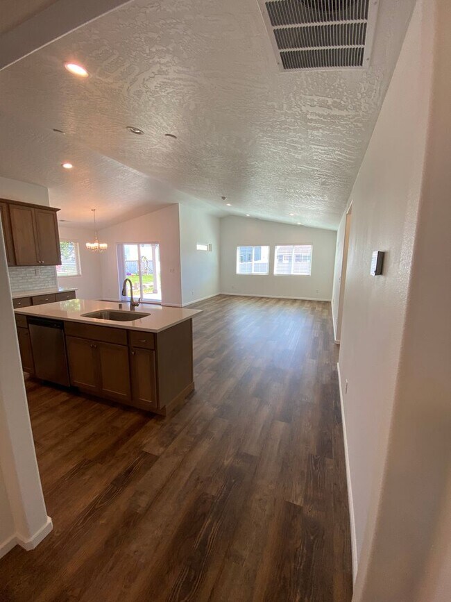 Building Photo - Stunning 3 Bed 2 Bath Rancher in Spokane V...