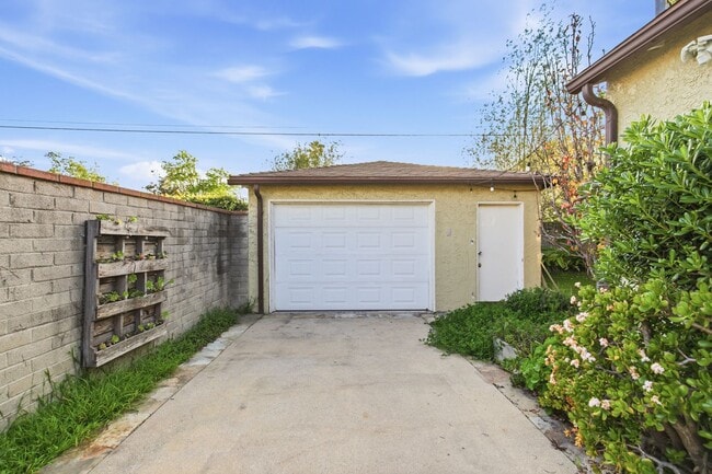 Building Photo - Beautiful 3 Bed + 2 Bath House + Front & Back Yard, Garage, Driveway