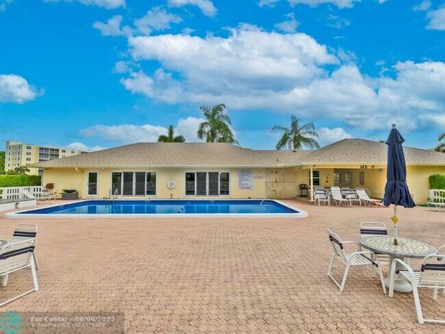 Building Photo - 121 SE 3rd Ave