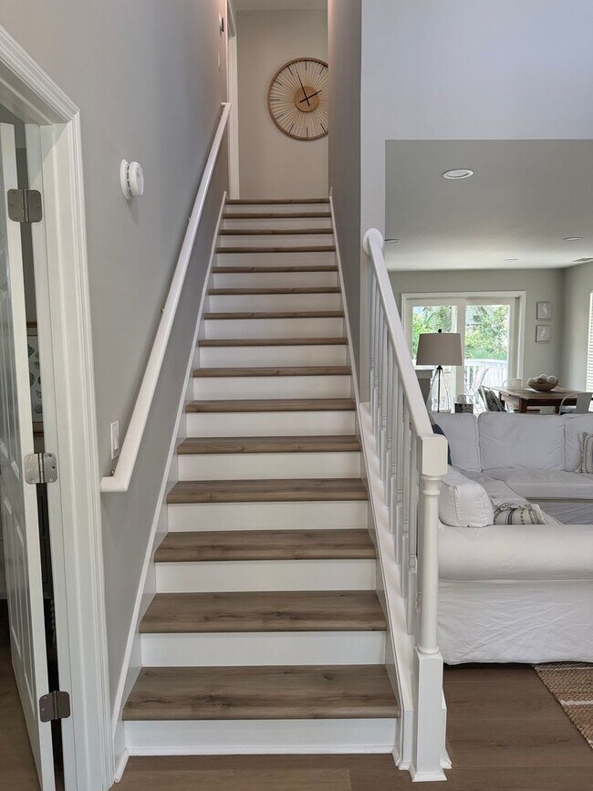 Building Photo - 10 Cobblestone Ct