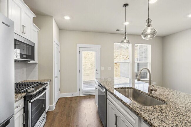 Building Photo - Craftsman 3BD Townhome Near Downtown Greenville | Garage + Granite Kitchen