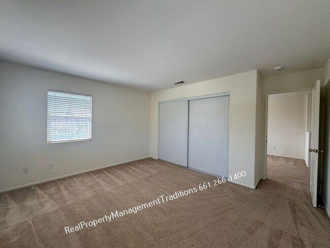 Building Photo - Spaciouse 4 Bed- 3 full Bath + plus Loft Home