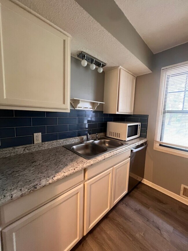 Building Photo - Cozy 2-Bedroom Apartment with Convenient First-Floor Living