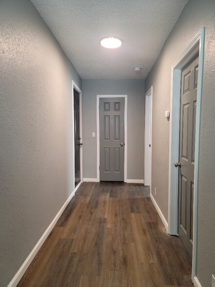 Building Photo - 409 N Sterling Ave