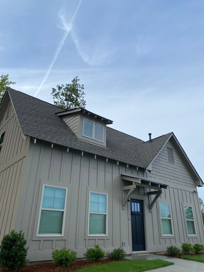 Building Photo - Spacious 3 Bedroom Home with Primary Suite on Main Level