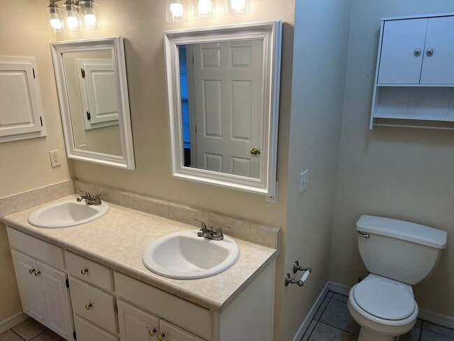 Building Photo - Located in the gated community of Parker's...