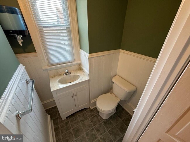 Building Photo - 405 Bridge St