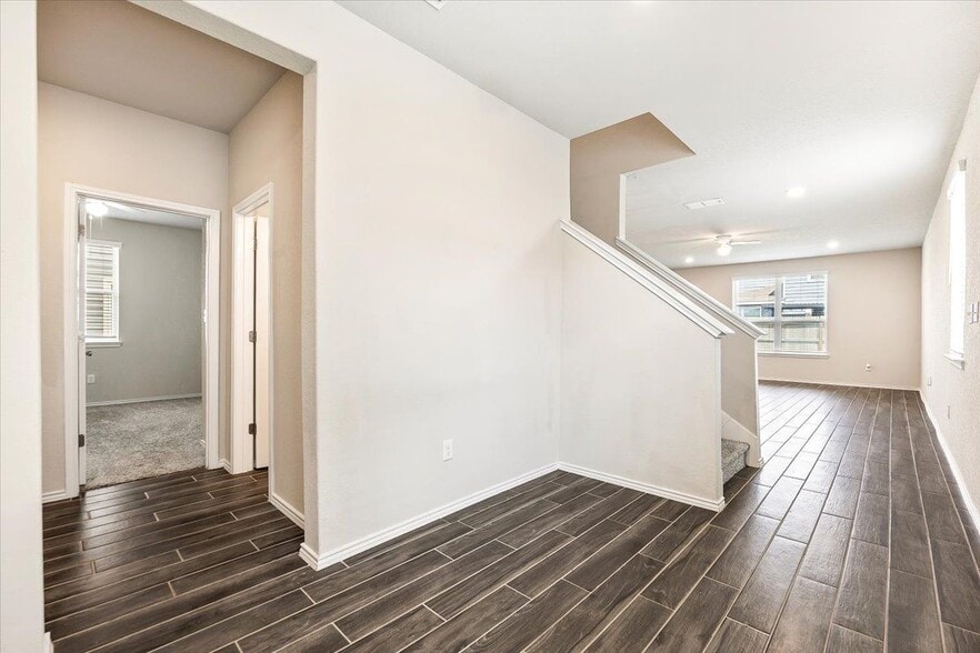 Building Photo - 2521 Ayers Dr