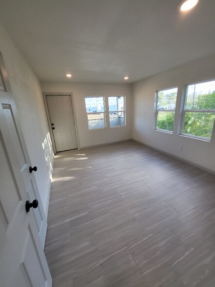 Building Photo - 2417 Castroville Rd